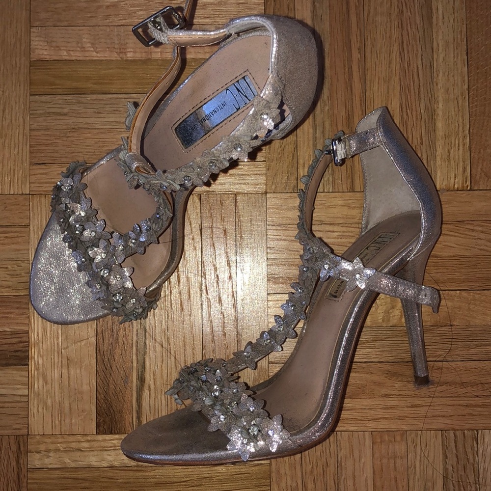 Gold flower detailing heels